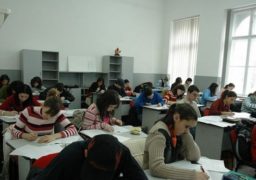 Liceul ar putea deveni obligatoriu. Până acum se accepta absolvirea a doar zece clase