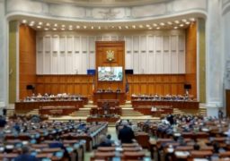 SE  dezbate azi moţiunea simplă împotriva ministrului Finanţelor Publice