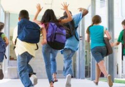 Elevii şi preşcolarii intră în vacanţă