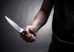 Atac sălbatic în plină stradă. Ieşeancă înjunghiată în cap de un necunoscut