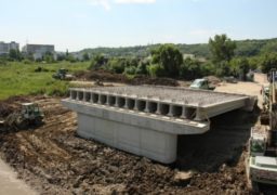 A început montarea grinzilor la podul din zona Cicoarei