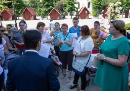 Lipsa locurilor în creşe a scos mămicile în stradă
