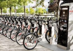 62 staţii de îmbarcare, 10 staţii de depanare şi 35 de parcări pentru 850 de biciclete