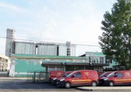 Familia lui Maricel Popa ia lunar 8.000 euro din pachetele voastre. În curtea acesteia s-au mutat serviciile de poștă române