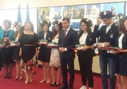 Premii pentru elevii zecişti. Eveniment festiv la Palatul Roznovanu
