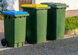Românii vor plăti în plus pentru lipsa de civilizație: tariful pentru gunoiul neselectat s-ar putea dubla