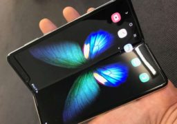 Samsung lanseaza primul său telefon pliabil