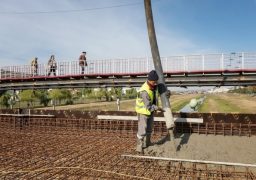 A început turnarea betonului la podul din zona Cicoarei