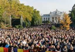 Mulţime cum nu s-a mai văzut. Sfânta ar putea rămâne în baldachin până miercuri