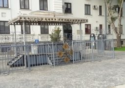 Un camion de flori din Olanda, pentru împodobirea baldachinului Sfintei Parascheva