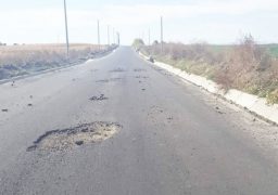 De ce s-a spart asfaltul proaspăt turnat pe un drum judeţean
