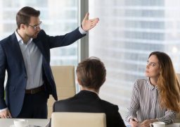 Dilema patronilor: îi concediază pe angajații neperformanți sau îi acceptă cum sunt, ca să nu rămână fără forță de muncă?