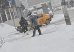 Prima zăpadă vine în Moldova cu viscol
