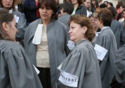 Protest: judecătorii şi grefierii şi-au suspendat parţial activitatea