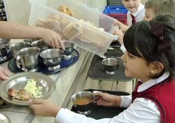 Două şcoli din Iaşi vor primi 1,5 milioane de lei pentru a le oferi elevilor mese „calde“