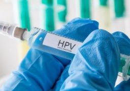 Începe vaccinarea anti-HPV: „Cancerul de col uterin ucide şi prin ignoranţă”