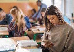 Profesorii cer interzicerea telefoanelor mobile în timpul orelor.