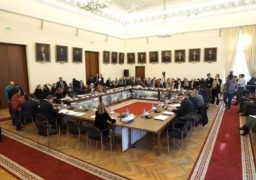 Şedinţă a aleşilor locali, ieri: cântarea imnului naţional a durat mai mult decât votul