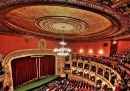 La Opera Iași intră judecătorii în scenă. Fosta contabilă şefă își cere postul înapoi