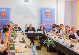 Şedinţă de plen a Consiliului Judeţean cu contor de numărat persoane la uşă