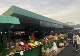 Pieţele din România rămân deschise; agricultorii trebuie să aibă unde să îşi vândă fructele şi legumele (asociaţie)