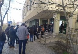 Ieșenii intră doar în grupuri mici în instituții. Accesul este limitat