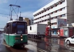 Apare prima bandă dedicată pentru tramvai delimitată cu butoni stradali solari