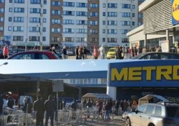Asaltul rafturilor de supermarket: cât va mai dura şi ce stocuri au magazinele?