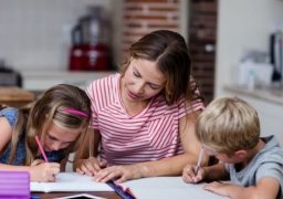 Era tehnologiei: cum pot elevii să înveţe de acasă? Iată părerea specialiştilor ieşeni