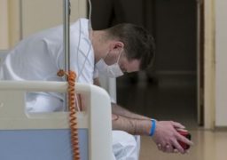 Cea mai tânără victimă din ţară (27 de ani): ieri la Iaşi. S-a infectat la o înmorântare!