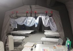 Cort de triaj şi la intrarea în Spitalul de Copii. Nimeni nu trece de uși fără să fie scanat