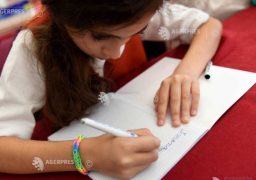 Cursuri de Teleşcoală, de luni, la TVR, pentru elevii care se pregătesc pentru Evaluarea Naţională şi Bacalaureat