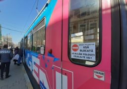 Se urcă și se coboară în/din autobuz sau tramvai doar prin mijloc sau prin spate
