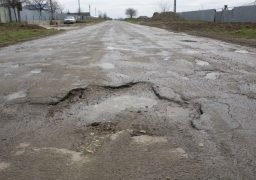 Consilierii ieșeni își pun piedică unii altora pe ultimele drumuri judeţene nefăcute
