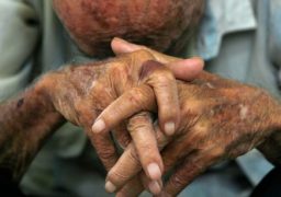Sute de ieşeni în vârstă şi fără ajutor, sprijiniţi de Primărie