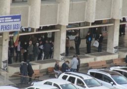 Pensionarii au luat cu asalt ghişeele Casei Judeţene de Pensii Iaşi