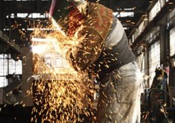 Producţia industrială, în scădere anuală cu 38,4%, în aprilie