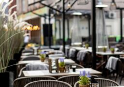 Hotelurile și restaurantele au avut în iulie încasări mai mici cu 20% față de 2019.