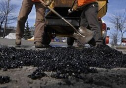 Drumuri stricate de ploi în 2018, reparate în 2021. Se așteaptă ofertele firmelor