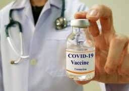 Cei care se vaccinează au şansă la vară să meargă în alte ţări fără condiţionări de carantinare