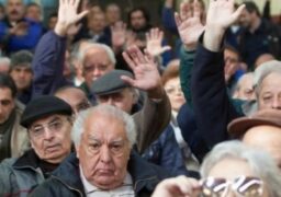 Nouă salariaţi ieșeni susţin zece pensionari!