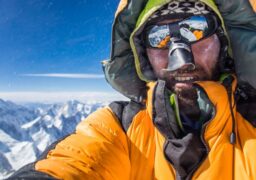 Sigla facultăţii până pe vârful Gasherbrum2, la 8.035 metri