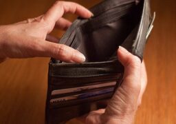 Românii se împrumută sau amână cheltuielile pentru a trăi de la o lună la alta. 40% dintre familii nu și-au plătit la timp facturile