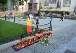 Zeci de ieşeni au aprins o lumânare în memoria pilotului Adrian Răspopa