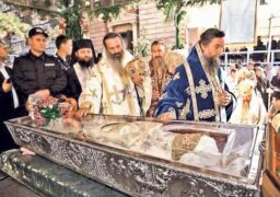 Mitropolia nu doreşte niciun fel de restricţii – Racla cu moaştele Sfintei Parascheva ar putea fi scoasă peste câteva zile