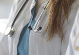 Medicii tineri din România nu se mai grăbesc să plece din țară.