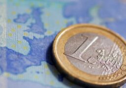 România nu poate trece la moneda euro, spune Comisia Europeană.