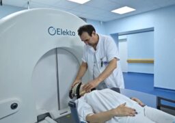 Un pakistanez și un italian, tratați la Iași cu tehnologia Gamma Knife